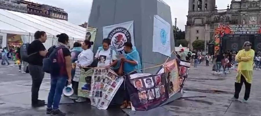 Madres buscadoras toman asta bandera del Zócalo de la CDMX