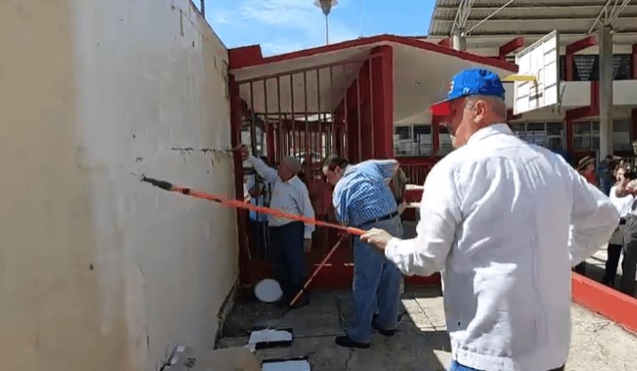 Encabeza Gobernador Merino jornada de limpieza en escuelas de nivel básico