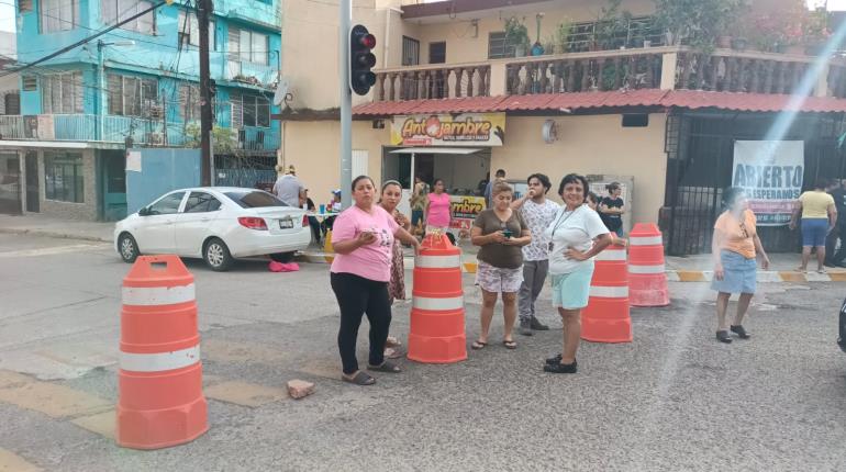 Vecinos de la colonia Mayito y Municipal bloquean accesos por falta de luz