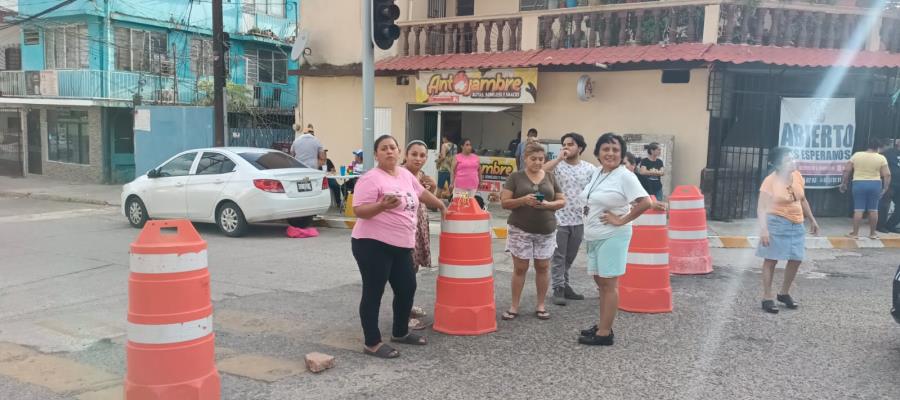 Vecinos de la colonia Mayito y Municipal bloquean accesos por falta de luz