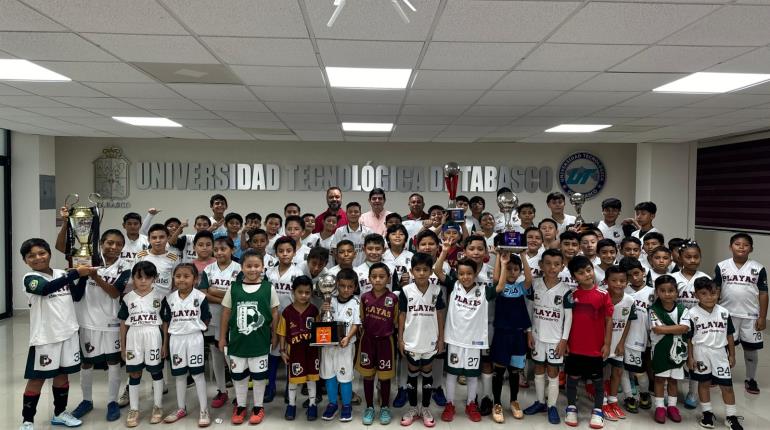 Club infantil de Futbol dona trofeos a UTTAB por dejarlos entrenar en sus instalaciones