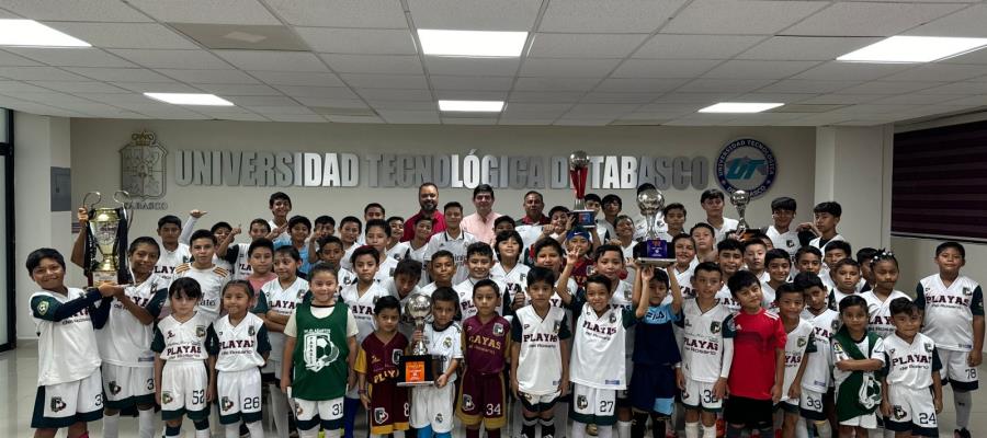 Club infantil de Futbol dona trofeos a UTTAB por dejarlos entrenar en sus instalaciones