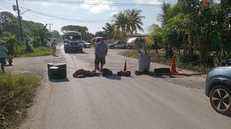 Habitantes de Chichonal 1ra bloquean carretera Jalapa-Macuspana por falta de agua