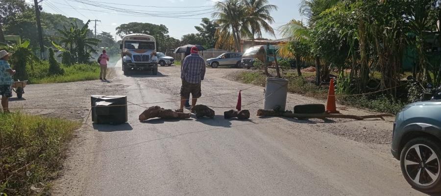 Habitantes de Chichonal 1ra bloquean carretera Jalapa-Macuspana por falta de agua