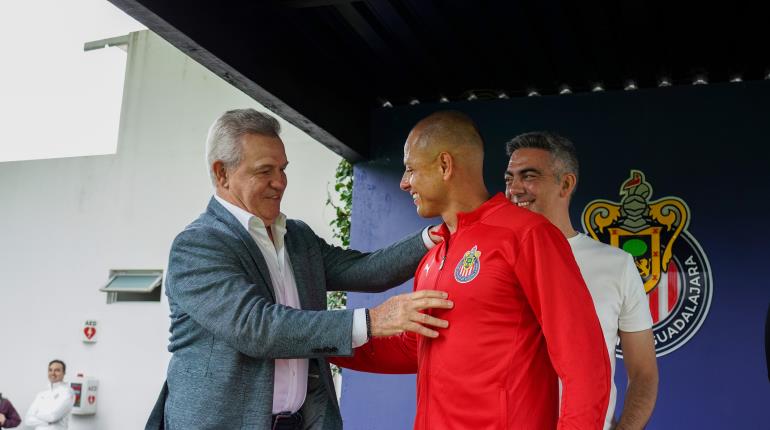 Javier Aguirre visita Chivas y deja abierta la posibilidad para "Chicharito"