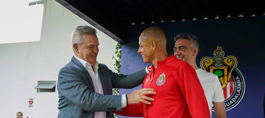 Javier Aguirre visita Chivas y deja abierta la posibilidad para "Chicharito"