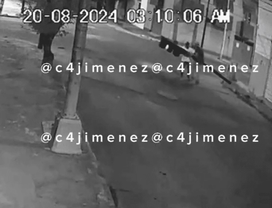 Delincuentes roban un semáforo en Puebla, todo queda grabado en cámaras de seguridad