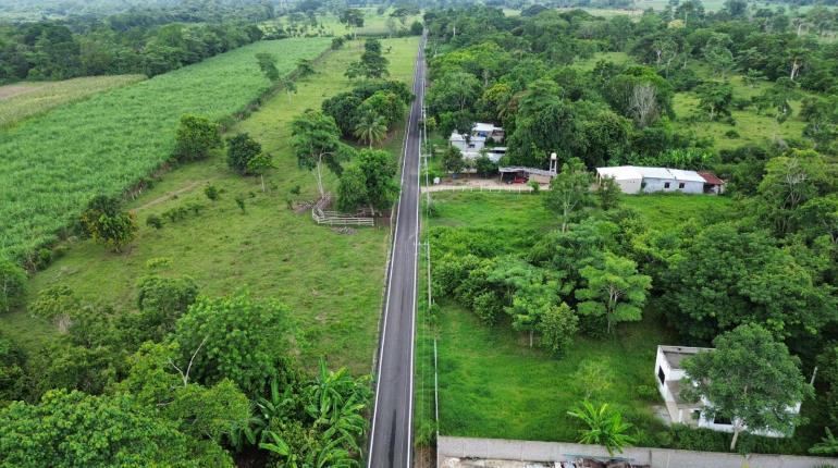 Entrega "Chelo" Cano construcción de camino en la colonia Mayito