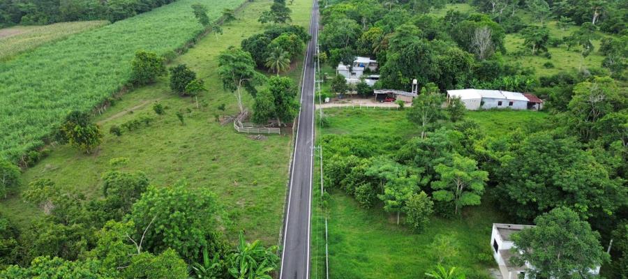 Entrega "Chelo" Cano construcción de camino en la colonia Mayito