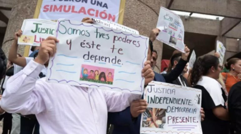 Simpatizantes de Morena confrontan a trabajadores en paro por reforma judicial