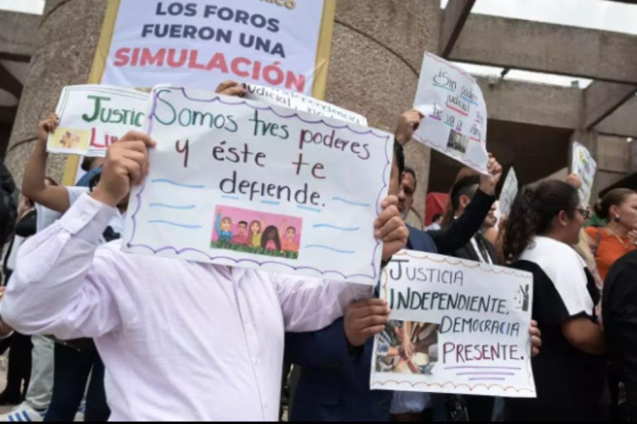 Simpatizantes de Morena confrontan a trabajadores en paro por reforma judicial