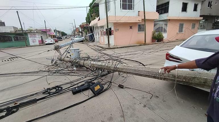 Colapsan postes de CFE en la Miguel Hidalgo; al menos 4 cuadras se quedaron sin energía eléctrica