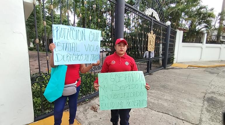 Mujer pide la reinstalen en su puesto de bombero de PC; amenaza con huelga de hambre