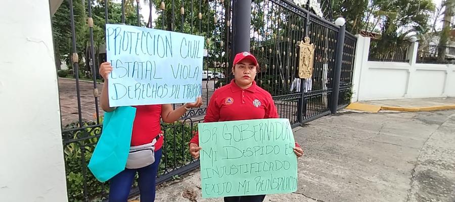 Mujer pide la reinstalen en su puesto de bombero de PC; amenaza con huelga de hambre