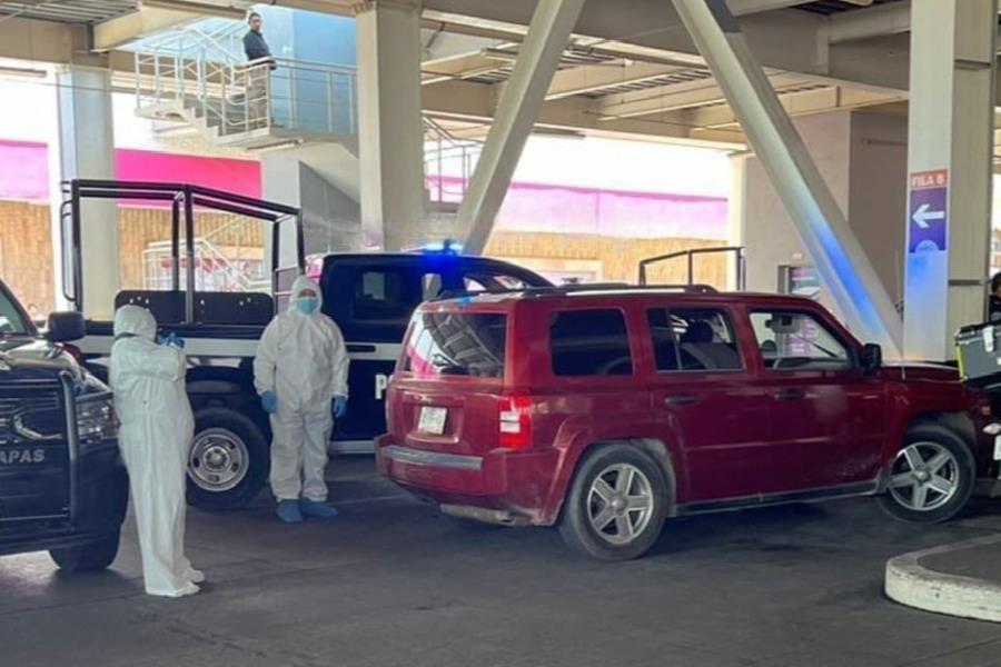 Localizan 2 cuerpos dentro de camioneta en plaza comercial de Chiapas