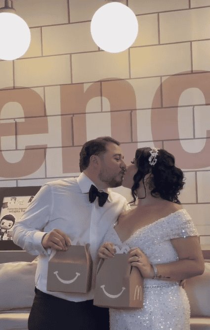 Pareja en Monterrey tuvo en su boda servicio de McDonald´s y al grupo Camila