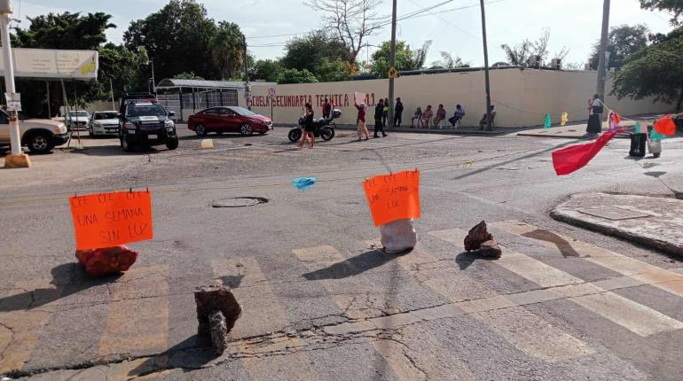 Persisten bloqueos por falta de luz; habitantes de Tamulté acusan que llevan 4 días sin el servicio