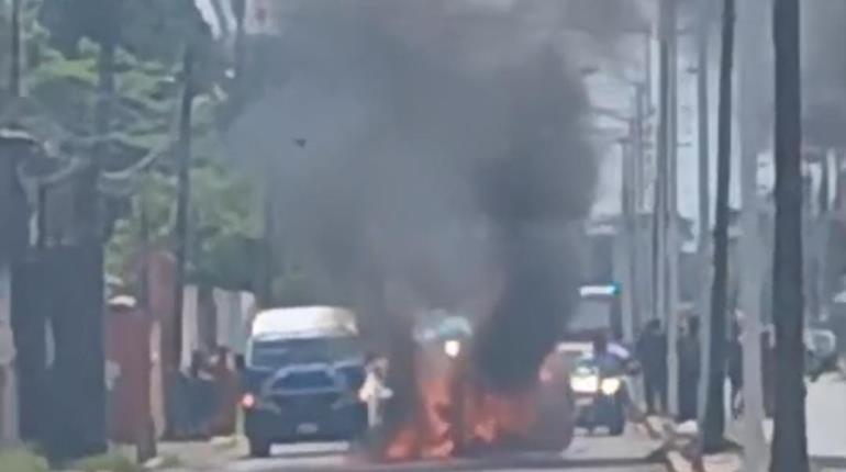 Se quema pochimóvil en la Villahermosa-La Isla tras volcarse