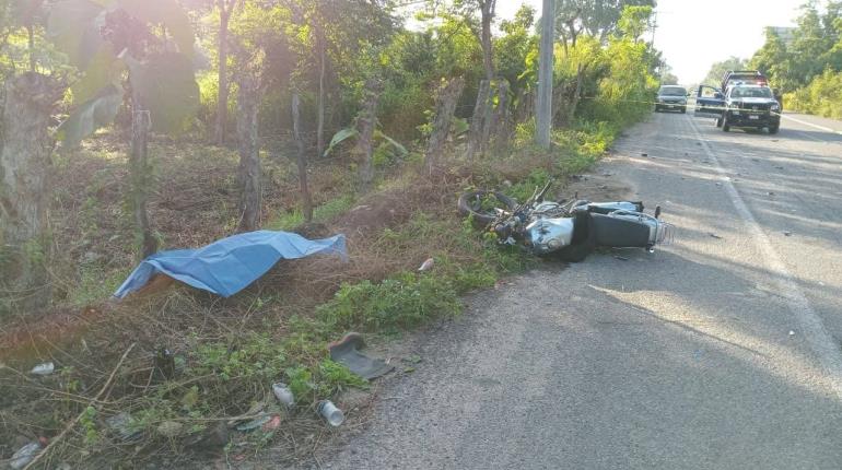 Fallece motociclista en choque contra combi en vía corta Cunduacán