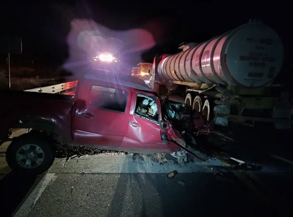 Fallecen 2 pasajeros de una camioneta tras chocar con tractocamión en NL 