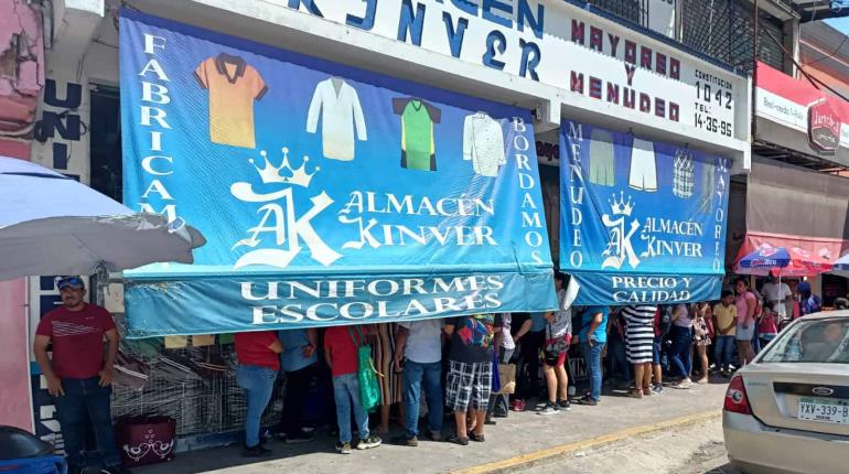 ¡Lo dejan para el final! Padres de familia en Tabasco compraron útiles y uniformes el último día