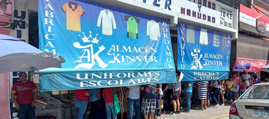 ¡Lo dejan para el final! Padres de familia en Tabasco compraron útiles y uniformes el último día