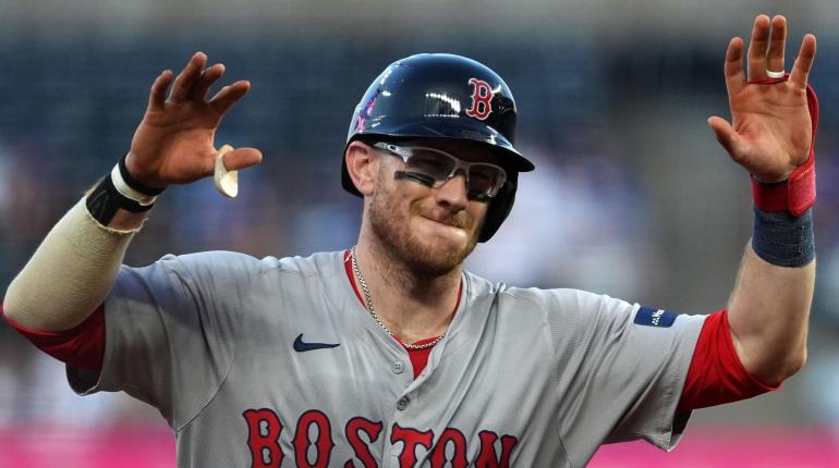 Pelotero hace historia y juega para Red Sox y Azulejos... ¡en el mismo juego!