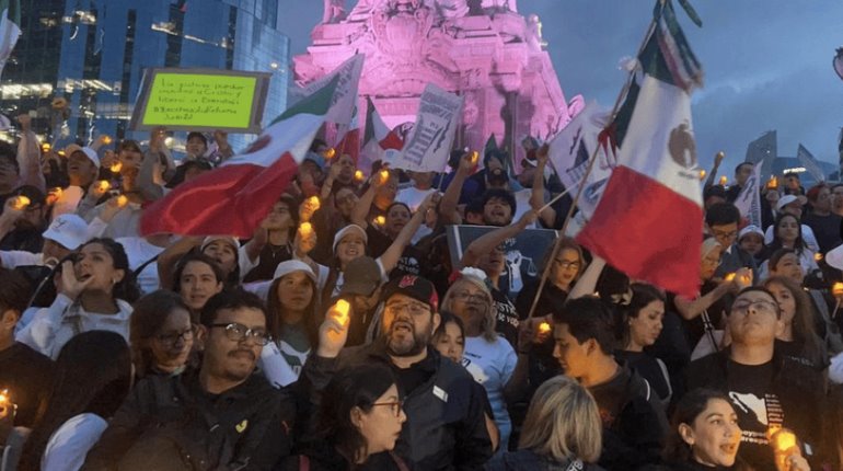 Trabajadores del Poder Judicial guardan "minuto de silencio" en el Ángel de la Independencia