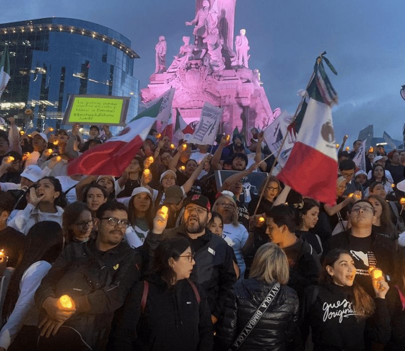 Trabajadores del Poder Judicial guardan "minuto de silencio" en el Ángel de la Independencia