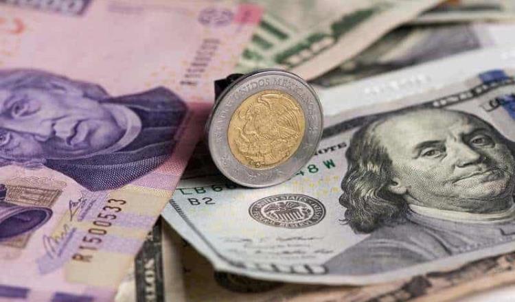 Peso mexicano se deprecia y cierra a $19.76 por dólar