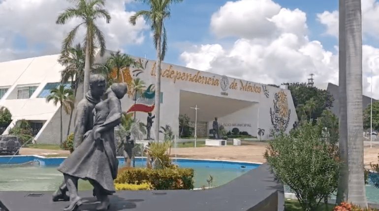 Luce Palacio Municipal de Centro fachada alusiva al mes patrio