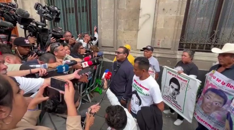 ¡Terminamos mal!", padres de normalistas tienen última reunión con Obrador