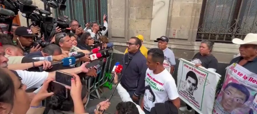 ¡Terminamos mal!", padres de normalistas tienen última reunión con Obrador