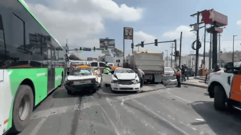 Volteo se queda sin frenos e impacta a vehículos en Monterrey; hay 7 lesionados