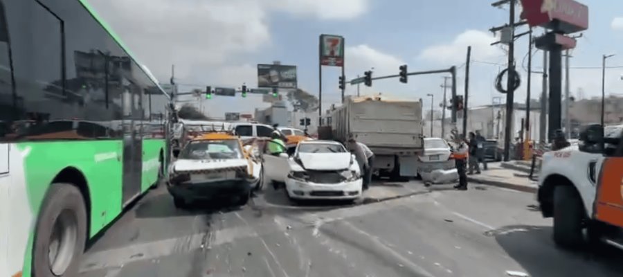 Volteo se queda sin frenos e impacta a vehículos en Monterrey; hay 7 lesionados