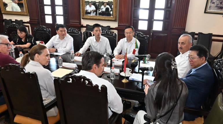 Se reúne gobernador con representantes de Qinghai, China