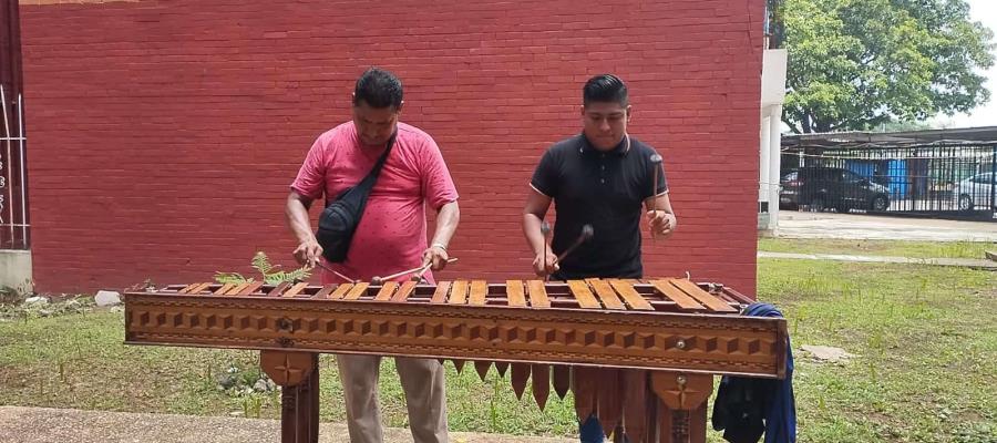 Como en la pandemia músicos continúan laborando con marimba en colonias y fraccionamientos