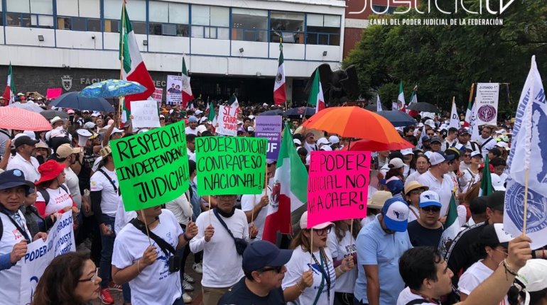 Estudiantes de derecho de la UNAM protestan contra la reforma judicial