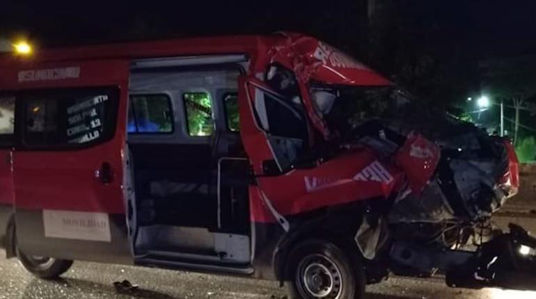 Tres pasajeros heridos deja choque de combi con góndola en la Villahermosa-Teapa