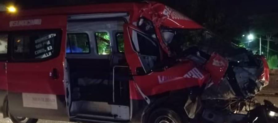 Tres pasajeros heridos deja choque de combi con góndola en la Villahermosa-Teapa