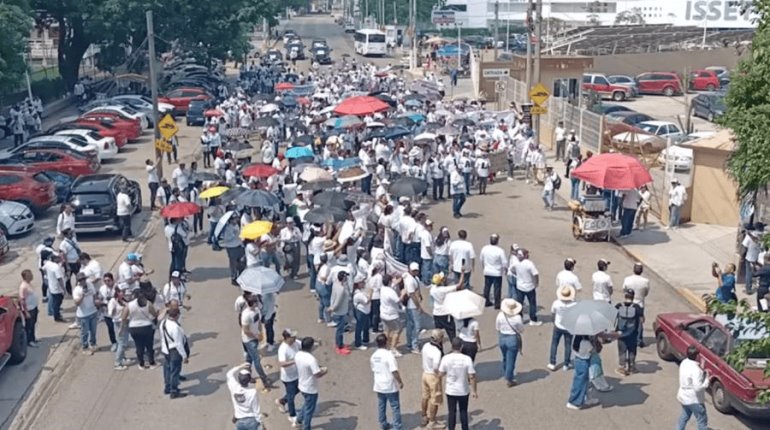 Marchan trabajadores del Poder Judicial en Tabasco contra reforma