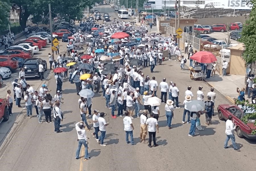 Marchan trabajadores del Poder Judicial en Tabasco contra reforma