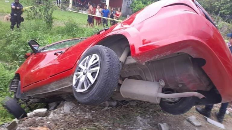 Hombre pierde la vida tras volcar su automóvil en Cunduacán