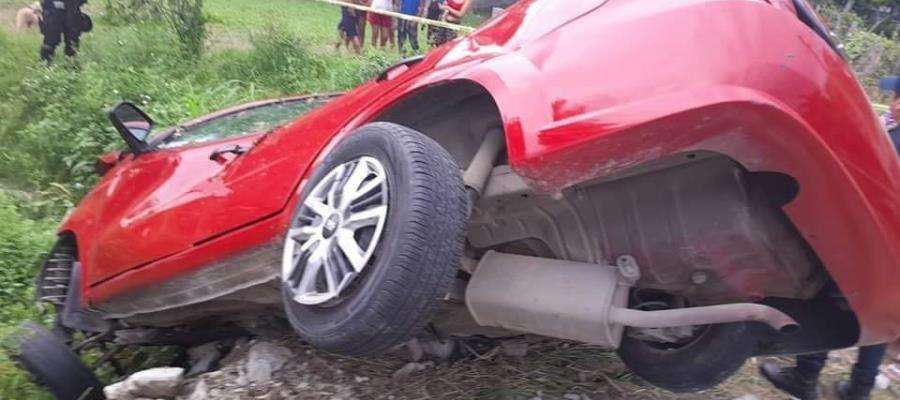 Hombre pierde la vida tras volcar su automóvil en Cunduacán