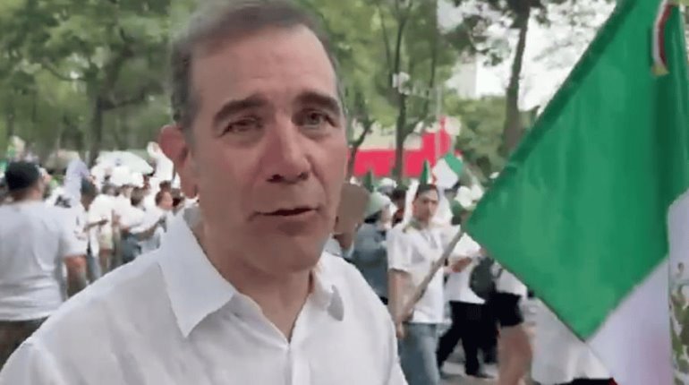 "Soy un ciudadano" sostiene Lorenzo Córdova tras asistir a marcha contra el Poder Judicial