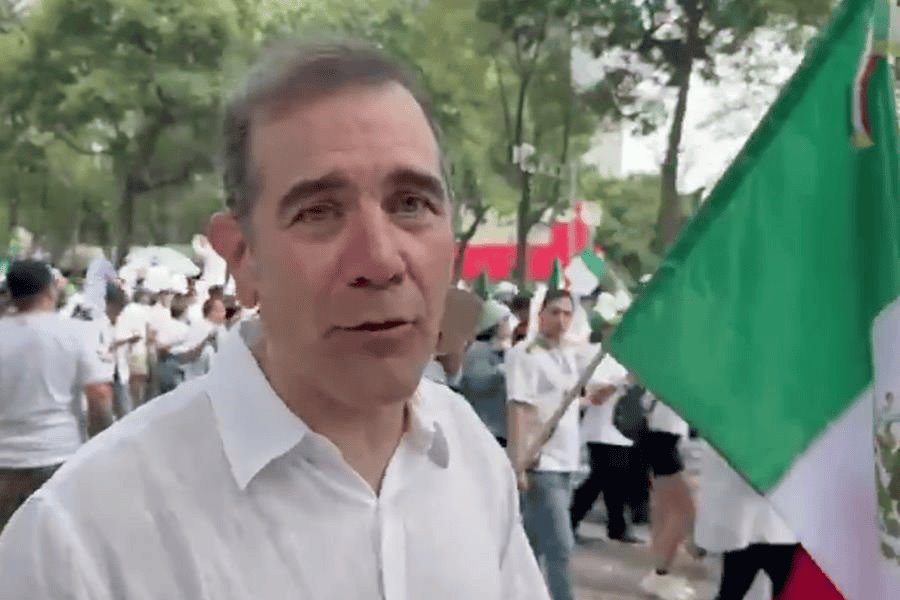 "Soy un ciudadano" sostiene Lorenzo Córdova tras asistir a marcha contra el Poder Judicial