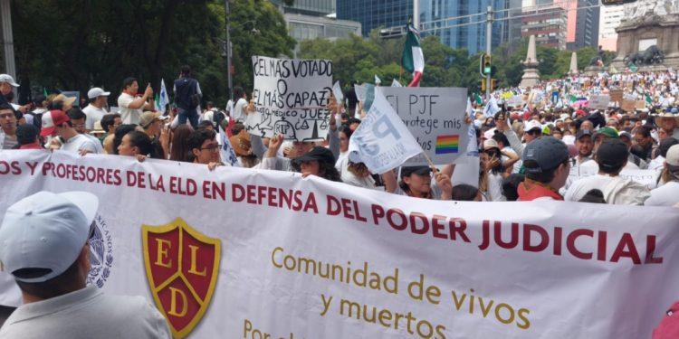 Marchan universitarios en CDMX contra Reforma Judicial de AMLO