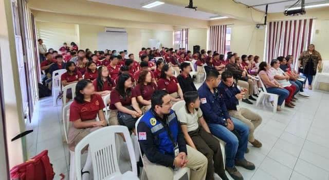 Completa Centro capacitación de alumnos y docentes del CETIS 70 en Protección Civil