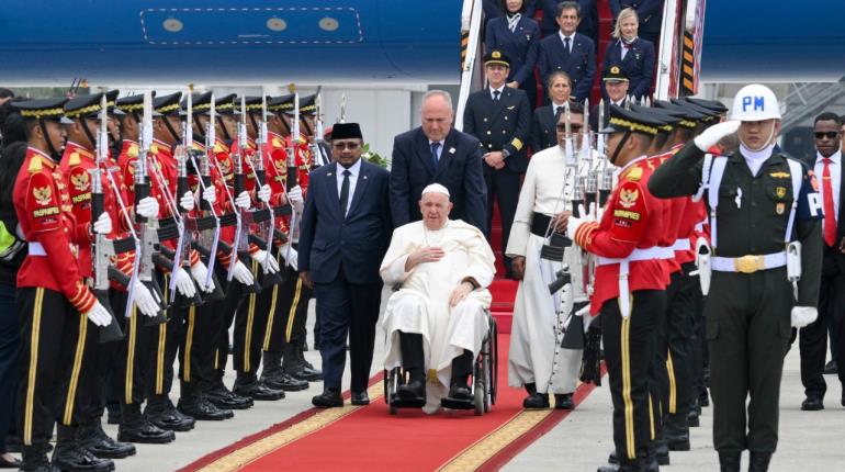 Llega el Papa a Indonesia luego de 13 horas de viaje