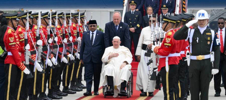 Llega el Papa a Indonesia luego de 13 horas de viaje